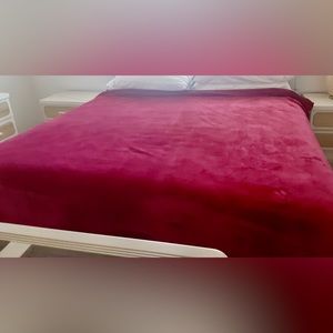 Velvety Plush Blanket - Red - Great condition!